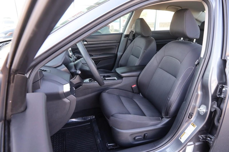 Nissan Altima Vehicle Image 08