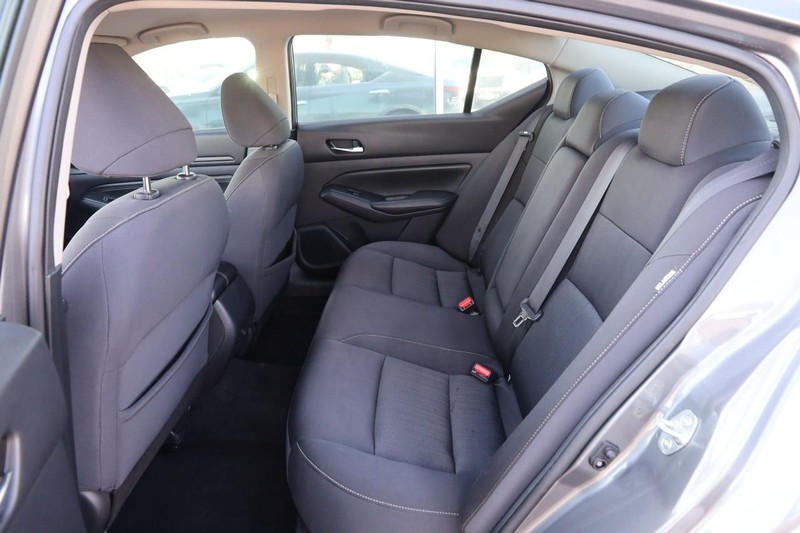 Nissan Altima Vehicle Image 09