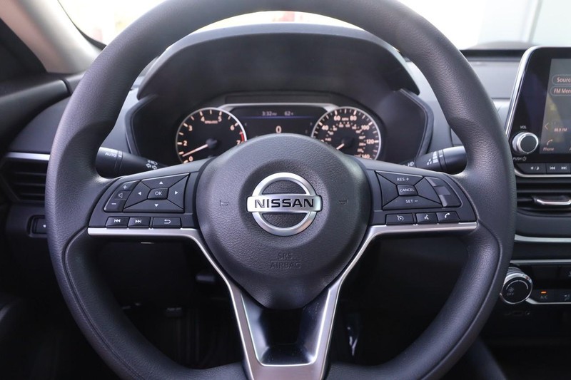 Nissan Altima Vehicle Image 10