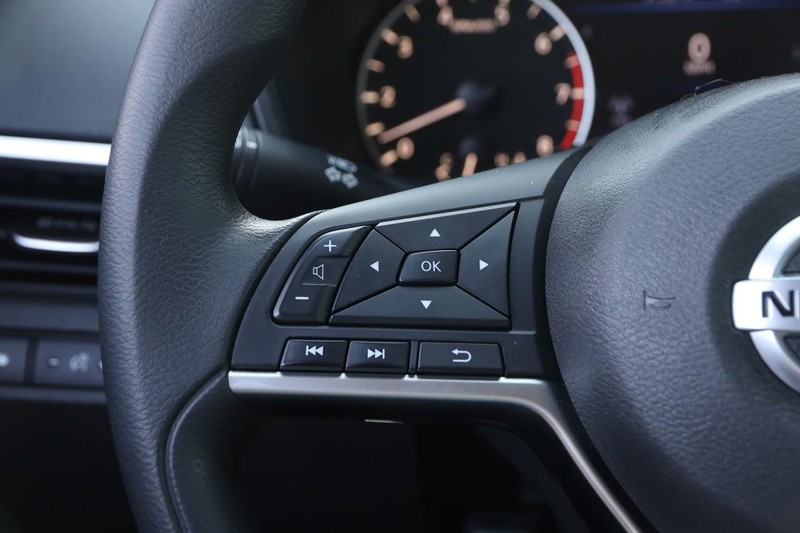 Nissan Altima Vehicle Image 11