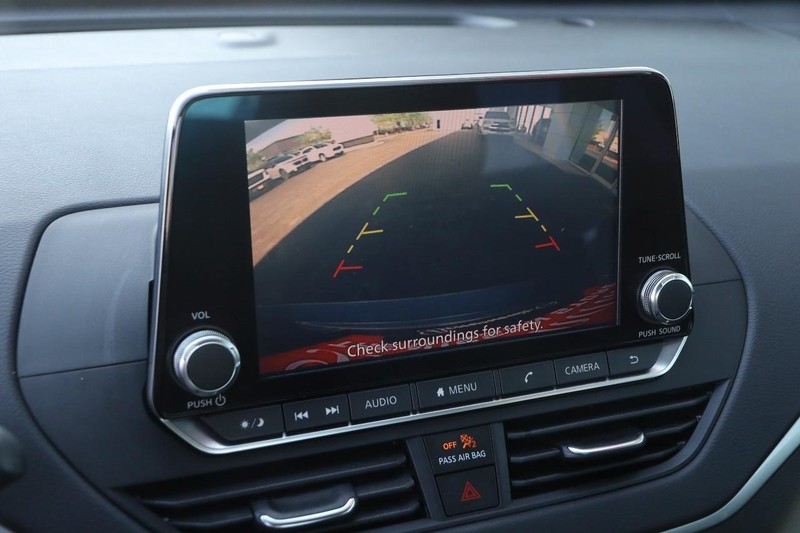 Nissan Altima Vehicle Image 16
