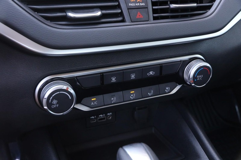 Nissan Altima Vehicle Image 17