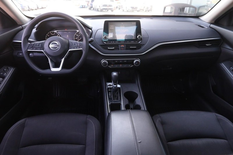 Nissan Altima Vehicle Image 19