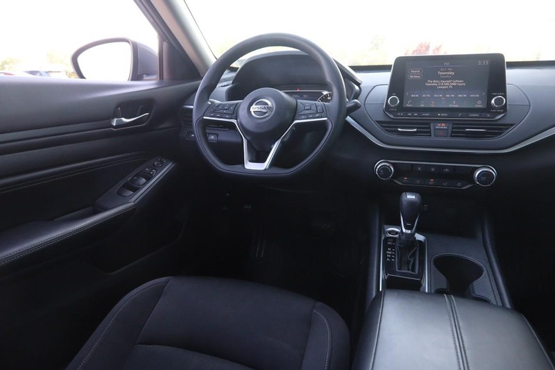 Nissan Altima Vehicle Image 20