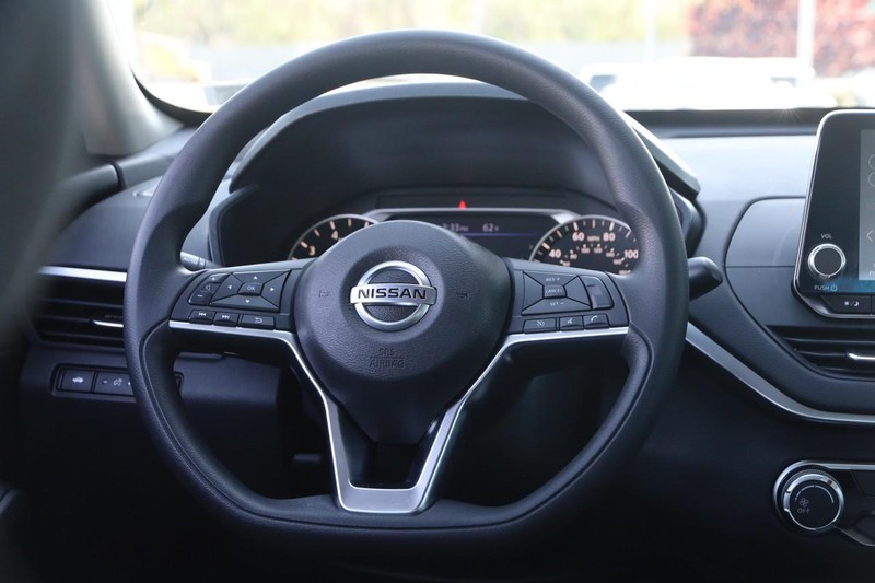 Nissan Altima Vehicle Image 21