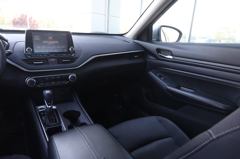 Nissan Altima Vehicle Image 23