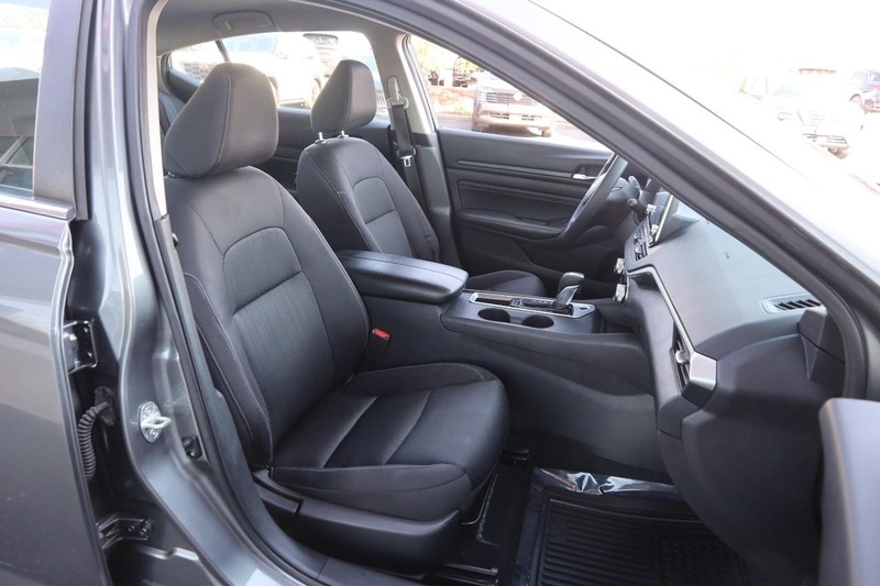 Nissan Altima Vehicle Image 24