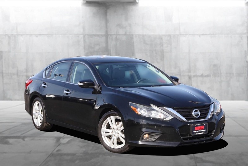 Nissan Altima Vehicle Image 02