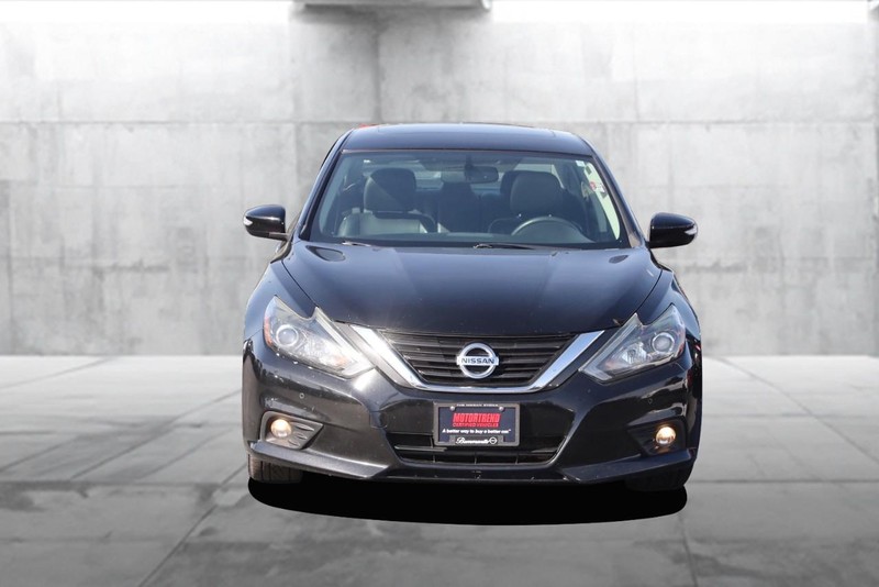 Nissan Altima Vehicle Image 04