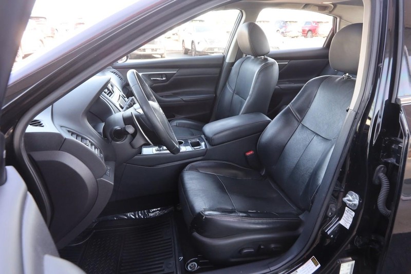 Nissan Altima Vehicle Image 09