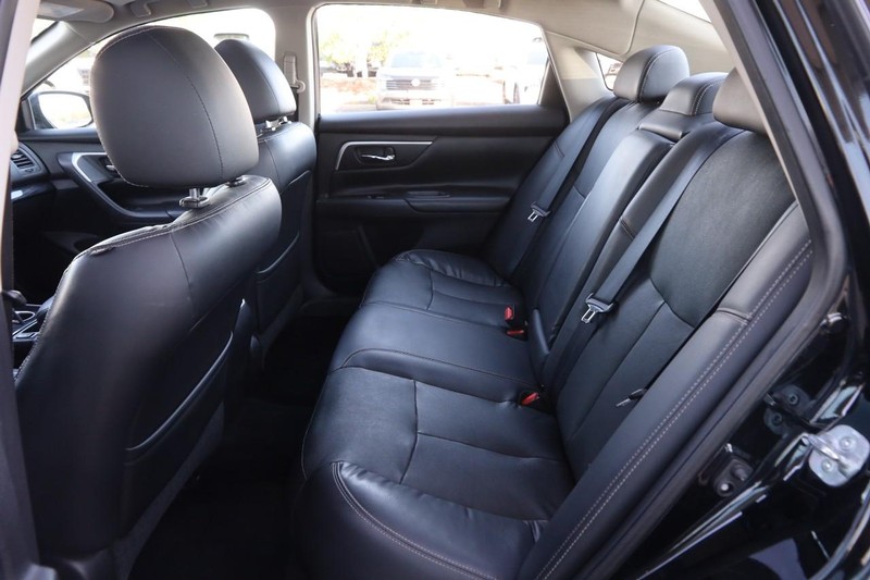 Nissan Altima Vehicle Image 10