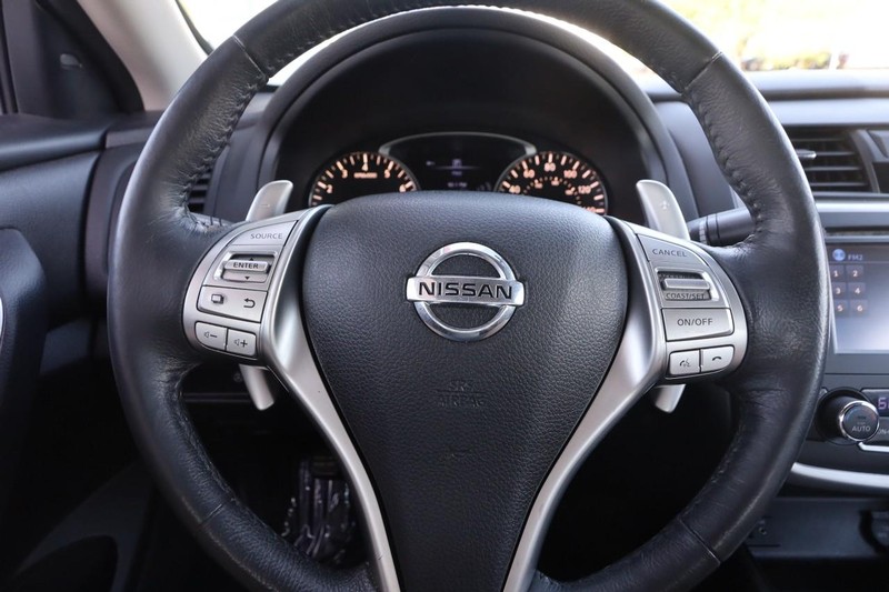 Nissan Altima Vehicle Image 11