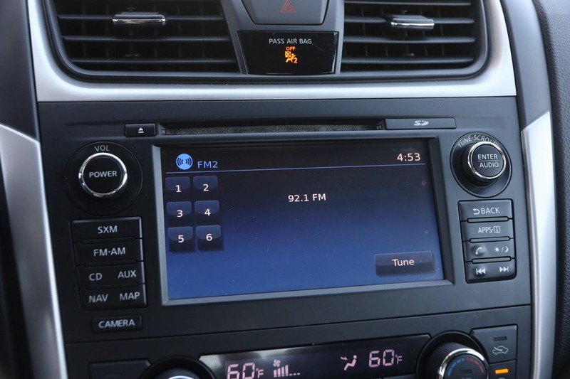 Nissan Altima Vehicle Image 16