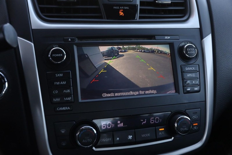 Nissan Altima Vehicle Image 17
