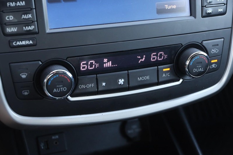 Nissan Altima Vehicle Image 18