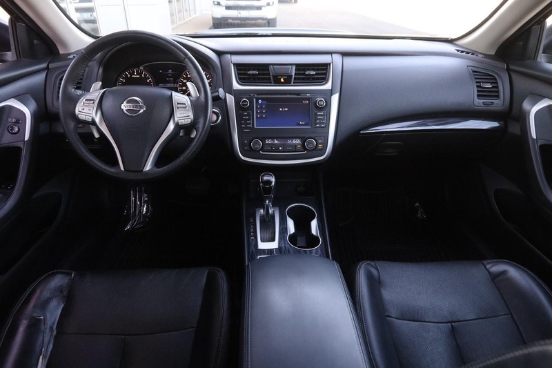 Nissan Altima Vehicle Image 21