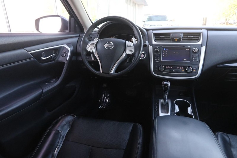 Nissan Altima Vehicle Image 22