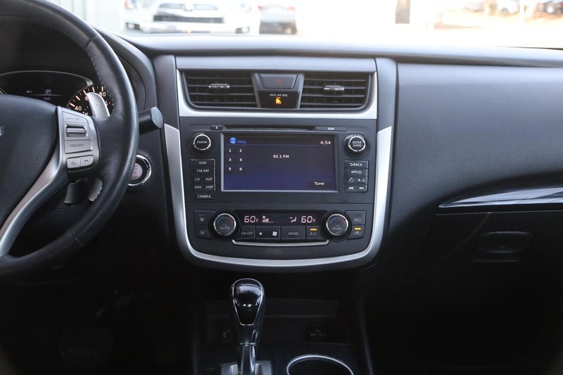 Nissan Altima Vehicle Image 24