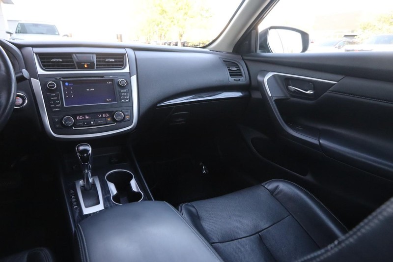 Nissan Altima Vehicle Image 25