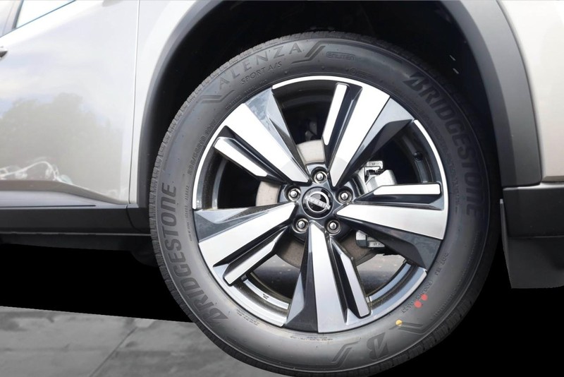 Nissan Rogue Vehicle Image 03