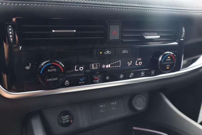 Nissan Rogue Vehicle Image 14