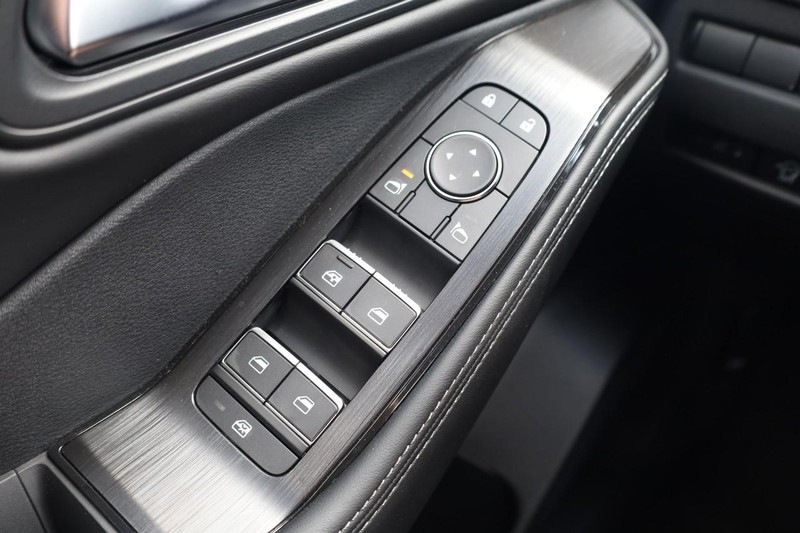 Nissan Rogue Vehicle Image 18