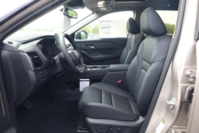 Nissan Rogue Vehicle Image 20