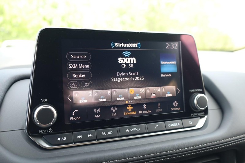 Nissan Rogue Vehicle Image 12