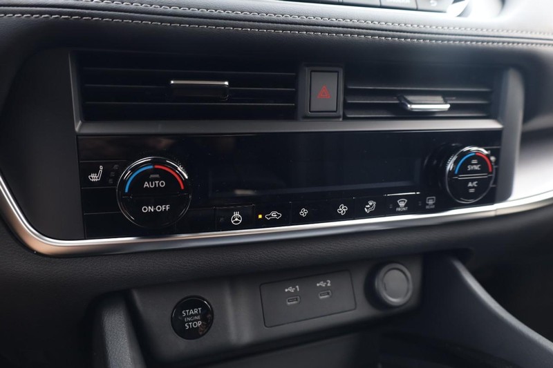 Nissan Rogue Vehicle Image 14