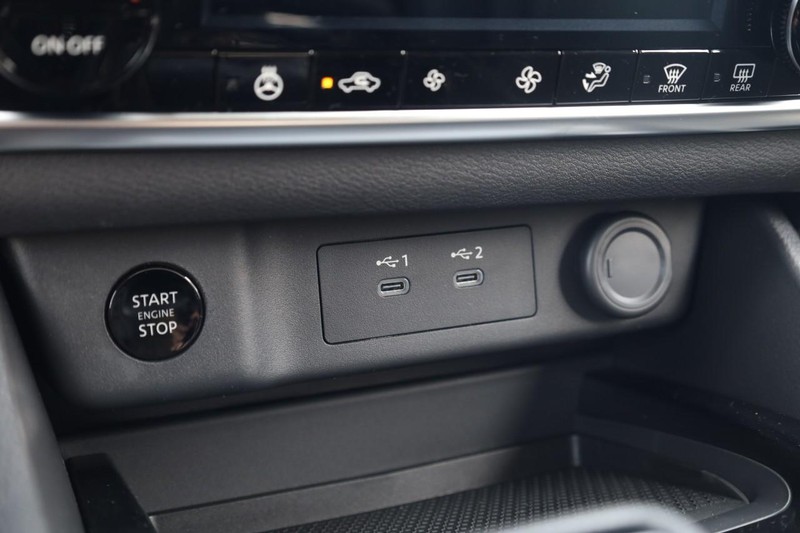 Nissan Rogue Vehicle Image 15