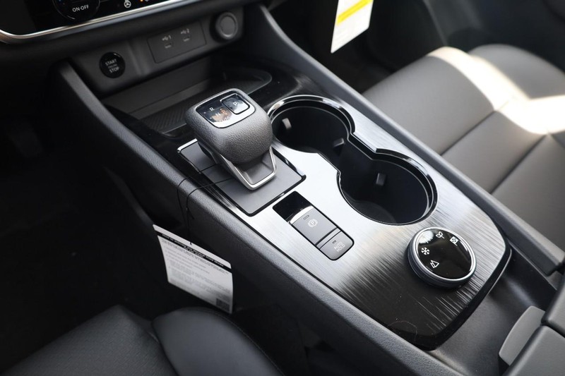 Nissan Rogue Vehicle Image 16