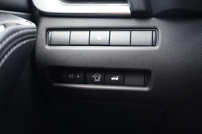 Nissan Rogue Vehicle Image 17
