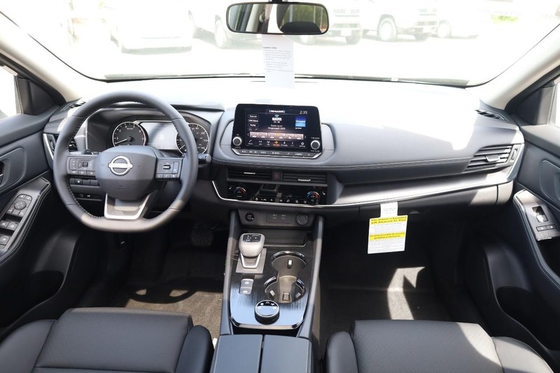 Nissan Rogue Vehicle Image 24