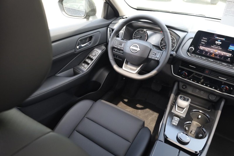 Nissan Rogue Vehicle Image 25