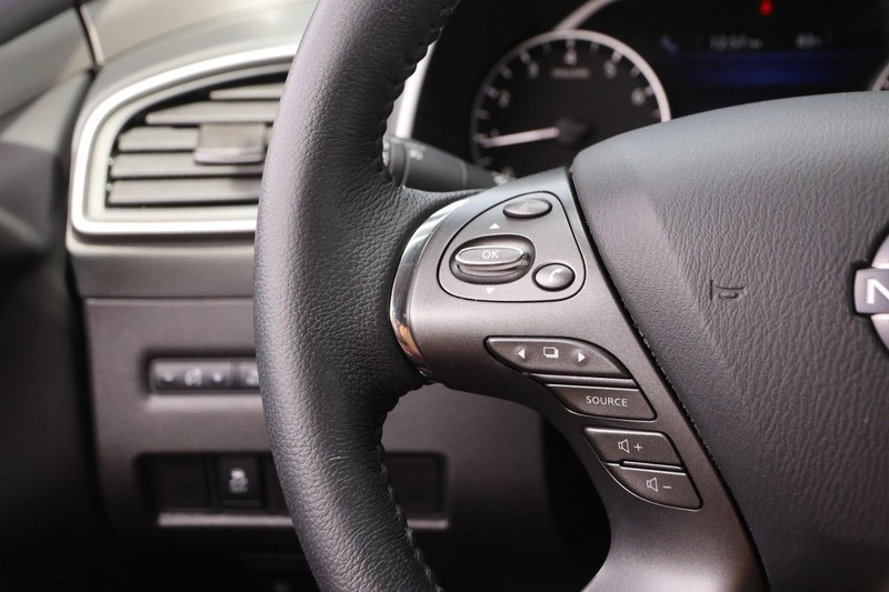 Nissan Murano Vehicle Image 11