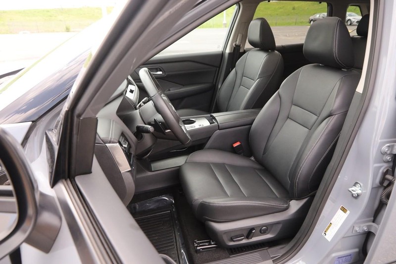Nissan Rogue Vehicle Image 10