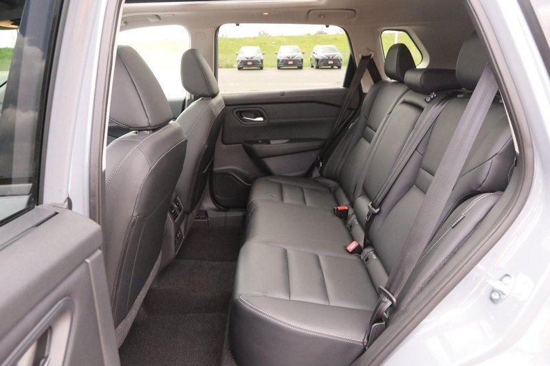 Nissan Rogue Vehicle Image 11