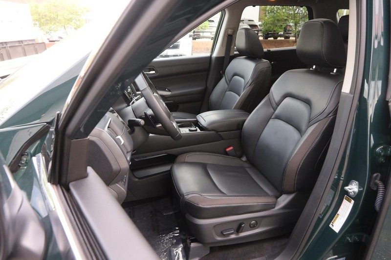 Nissan Pathfinder Vehicle Image 10