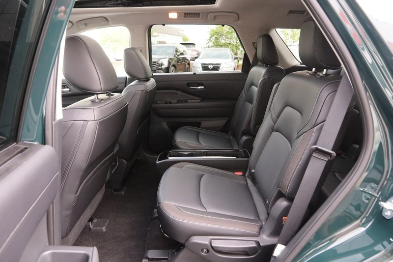 Nissan Pathfinder Vehicle Image 11