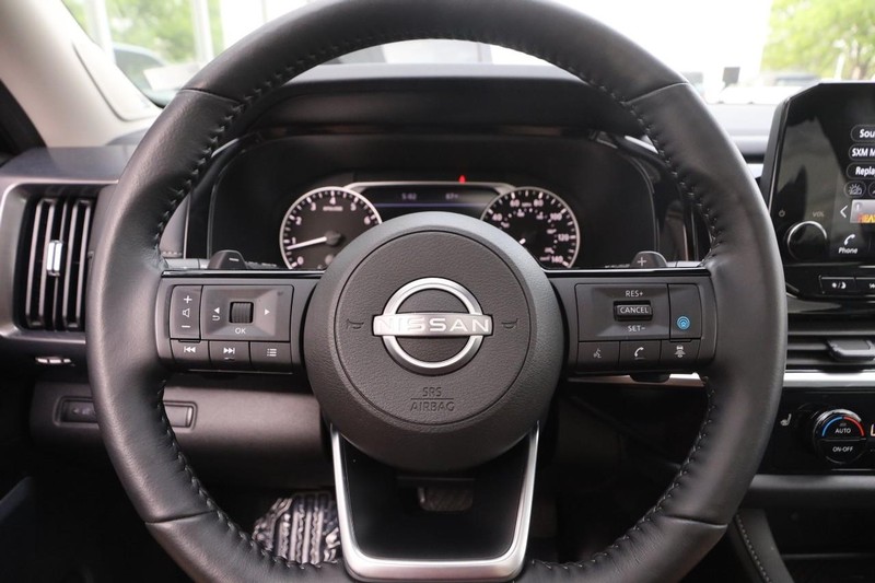 Nissan Pathfinder Vehicle Image 12