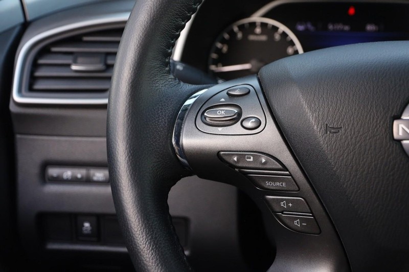 Nissan Murano Vehicle Image 11