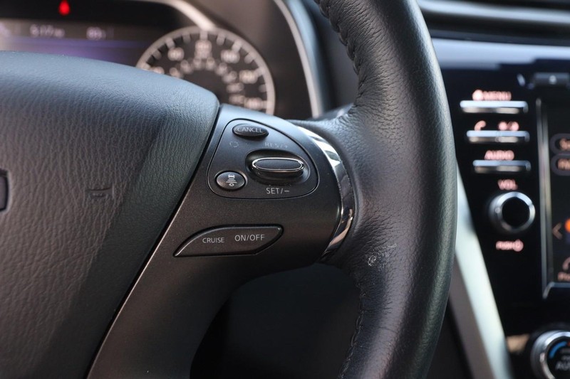 Nissan Murano Vehicle Image 12