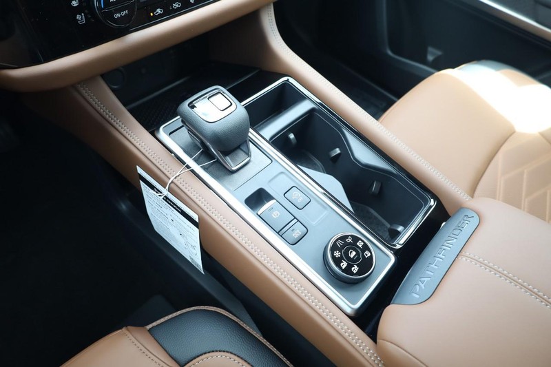 Nissan Pathfinder Vehicle Image 16
