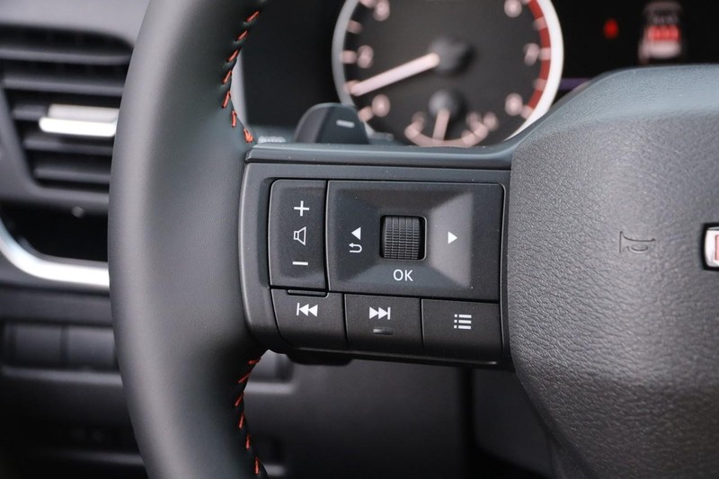 Nissan Rogue Vehicle Image 14