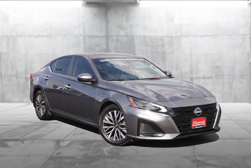 Nissan Altima Vehicle Image 02