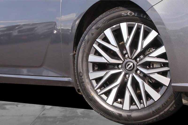 Nissan Altima Vehicle Image 03