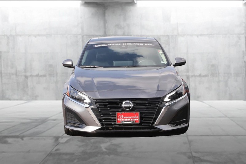 Nissan Altima Vehicle Image 04