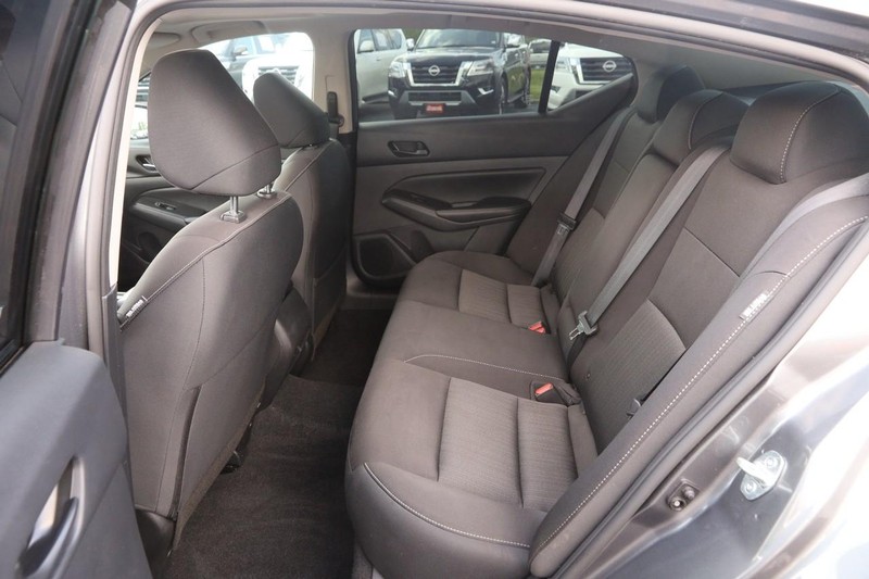 Nissan Altima Vehicle Image 10