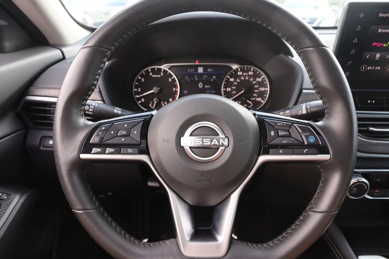 Nissan Altima Vehicle Image 11
