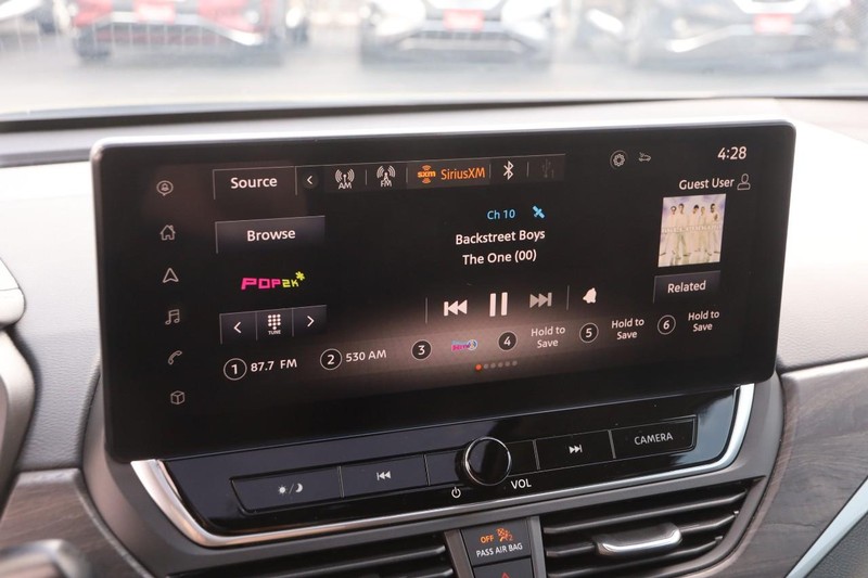 Nissan Altima Vehicle Image 16